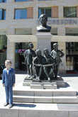 Памятник Эрнсту Юлиусу Отто, композитору и пианисту в окружении мальчиков хора.