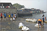 Приливы и отливы в районе Мумбаи довольно сильные. Во время отлива вода отступает от берега на многие метры. Поэтому до берега рыбаки доставляют рыбу на самодельных плотах из пенопласта...
*