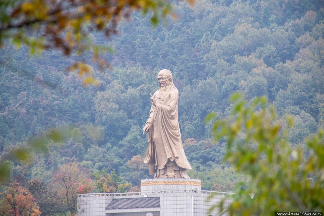 памятник Лао Цзы / Statue of Lao Tzu