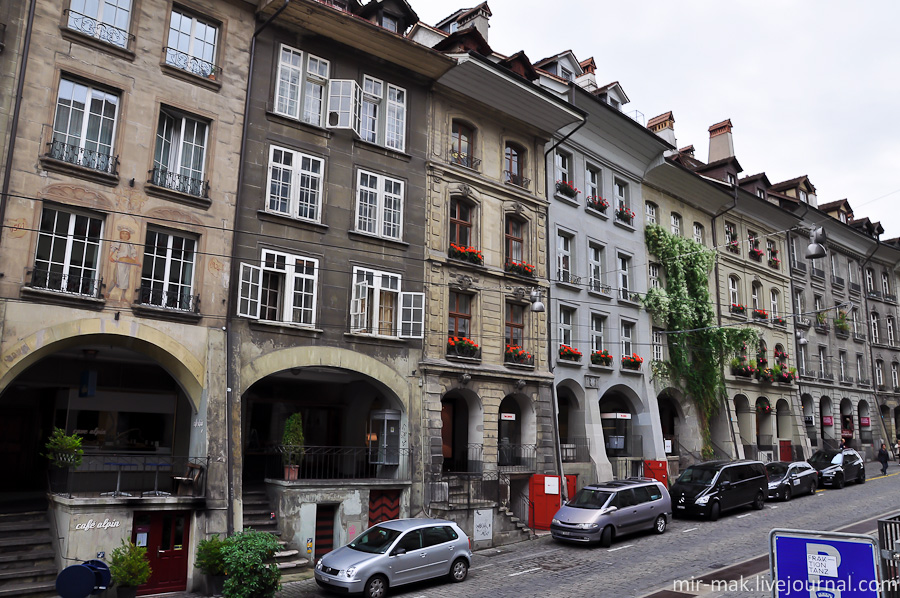 Центральная улица Крамгассе, по обеим сторонам которой на нижних этажах домов построены переходящие одна в другую аркады. Берн, Швейцария