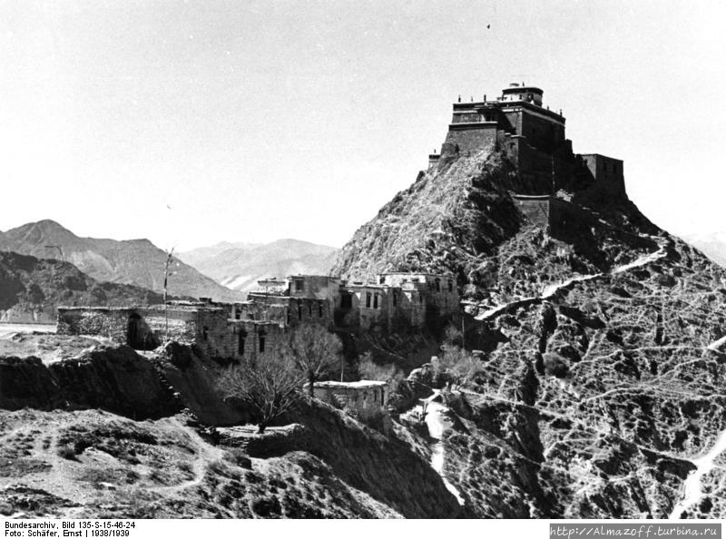Фотография Мэн-Ци-Кханга (Института Медицины) на вершине Чагпо-Ри, сделанная в 1938 году от «Западных ворот». Лхаса, Китай