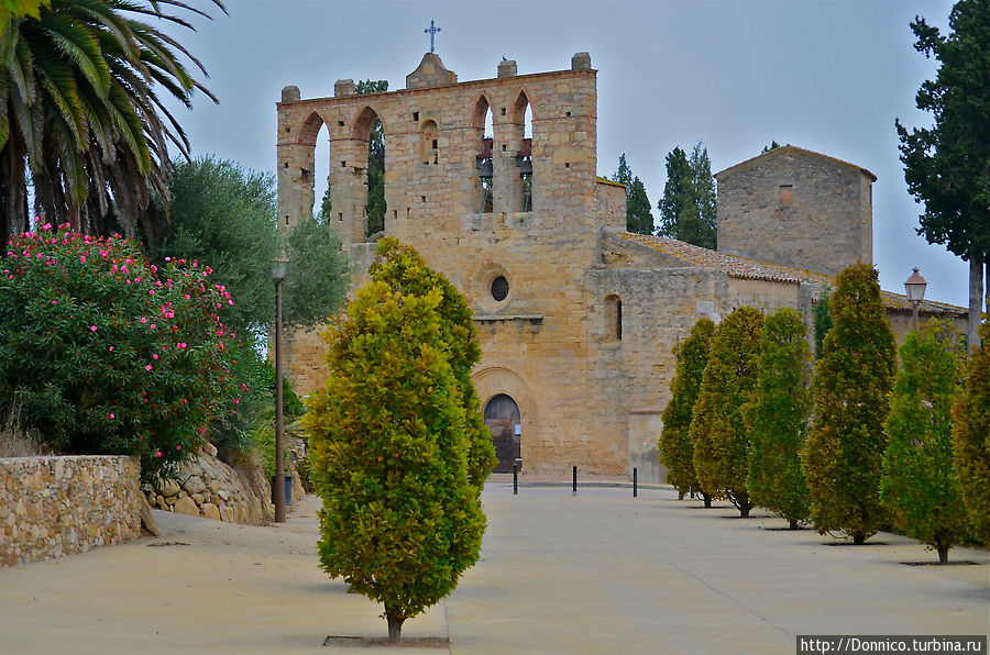 за каменными стенами города паркуемся около церкви Святого Эстева (Стефана, Стивена) XIII столетия Ператальяда, Испания