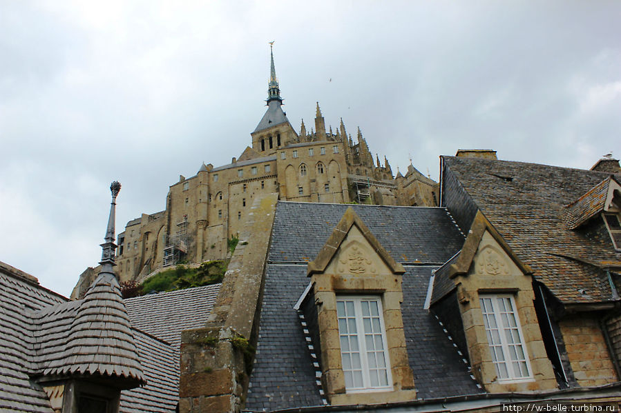 Вид на аббатство с крепостной стены. Мон-Сен-Мишель, Франция