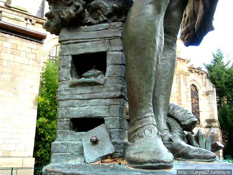 Памятник Бернару Палисси.
