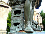 Памятник Бернару Палисси. Деталь
