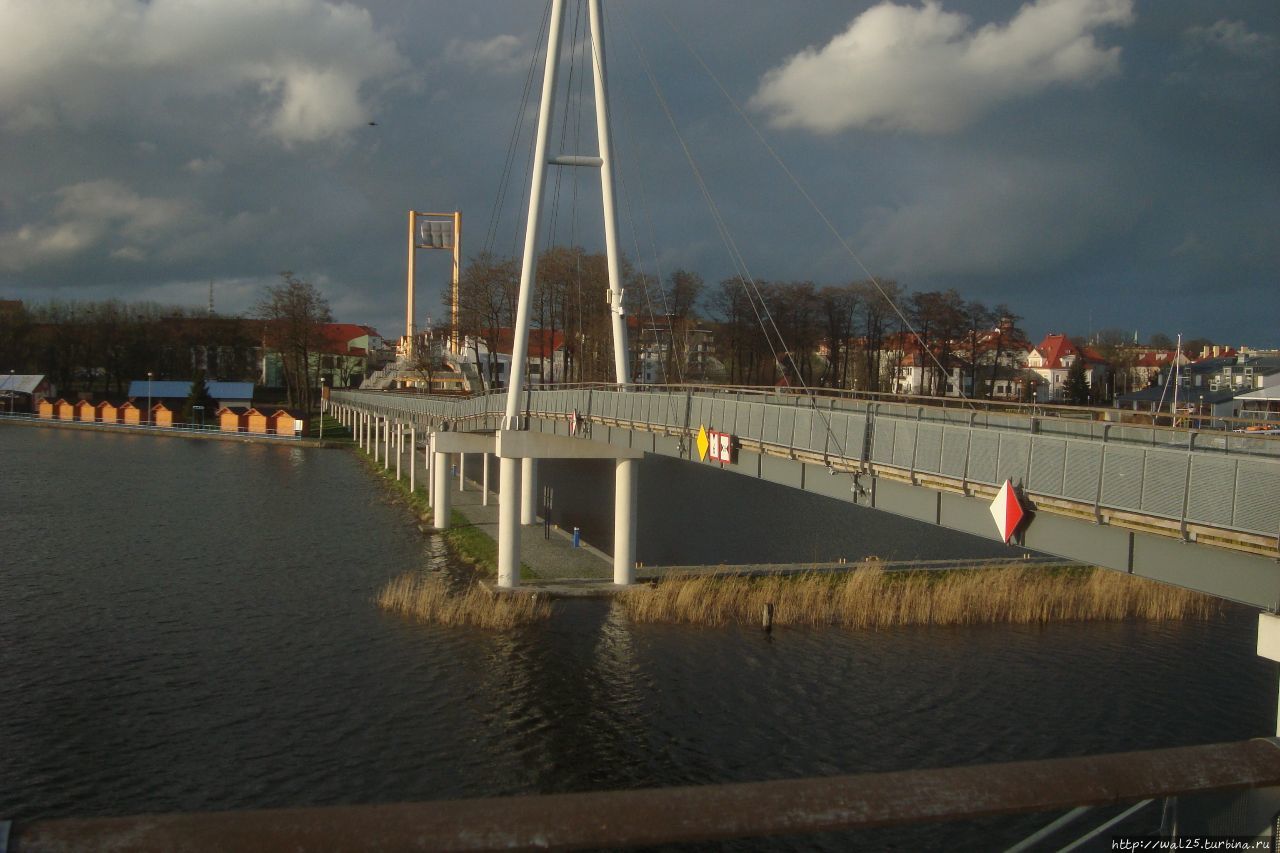 Мост  к причалам яхт через ж\\д дорогу и магистраль Польша