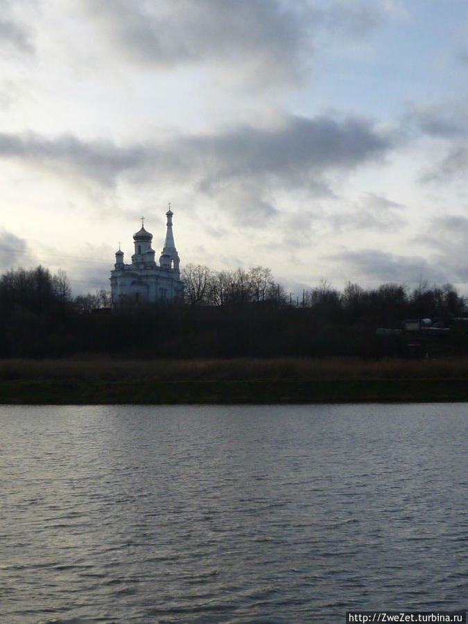 Церковный пруд Петергоф, Россия