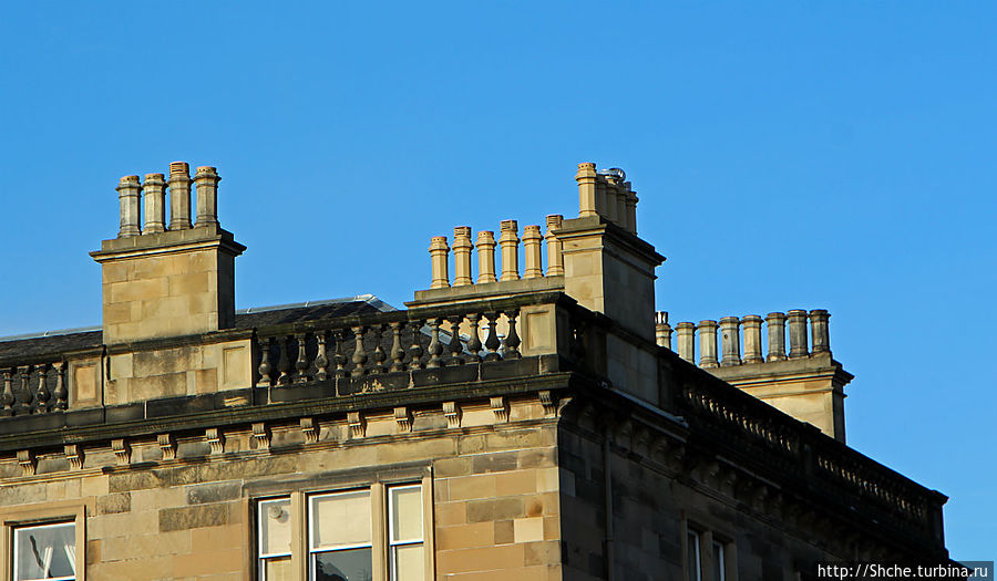 Частоколы каминных труб на крышах Эдинбурга Эдинбург, Великобритания