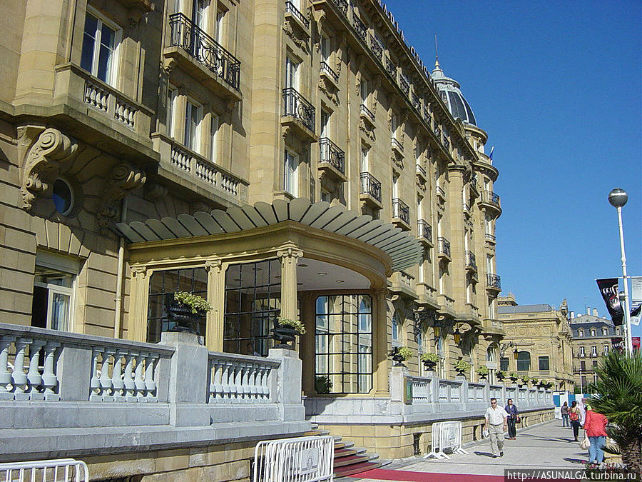 В 1909 году было одновременно начато, а через три года и закончено, строительство театра и расположенного рядом с ним элитного отеля «Мария Кристина». Отель строился по проекту французского архитектора Чарльза Мевеса, автора нескольких отелей «Риц» в разных европейских городах, в том числе в Мадриде. Именно в «Марие Кристине» останавливаются звезды, прибывающие на знаменитый кинофестиваль. Сан-Себастьян, Испания