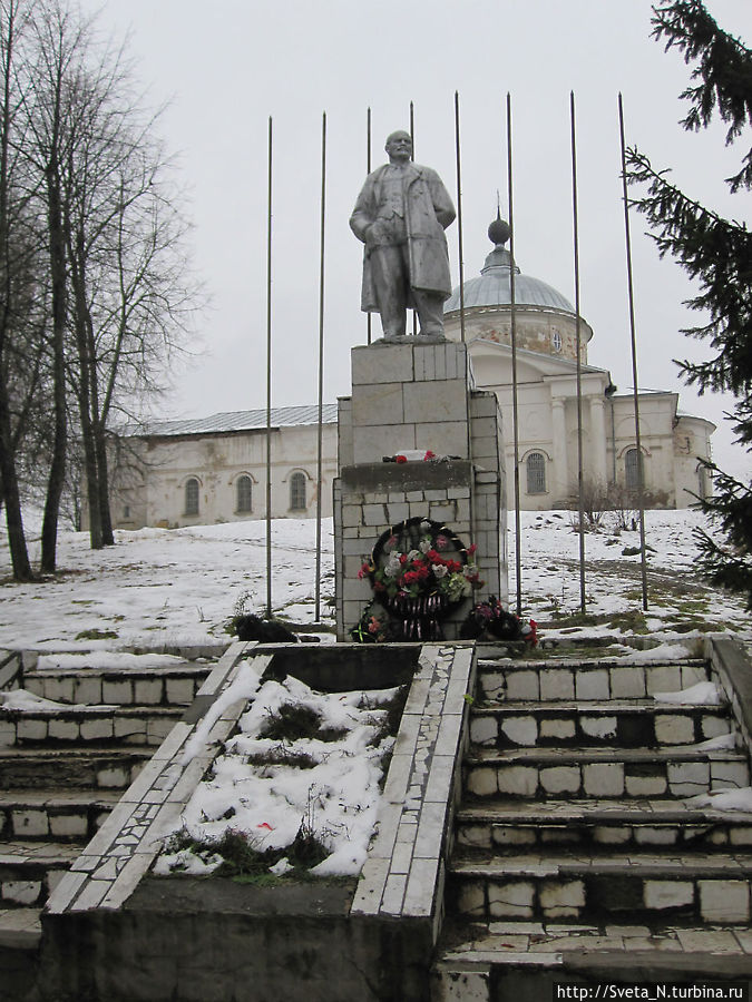 Памятник Ленину на фоне Никольского собора Углич, Россия
