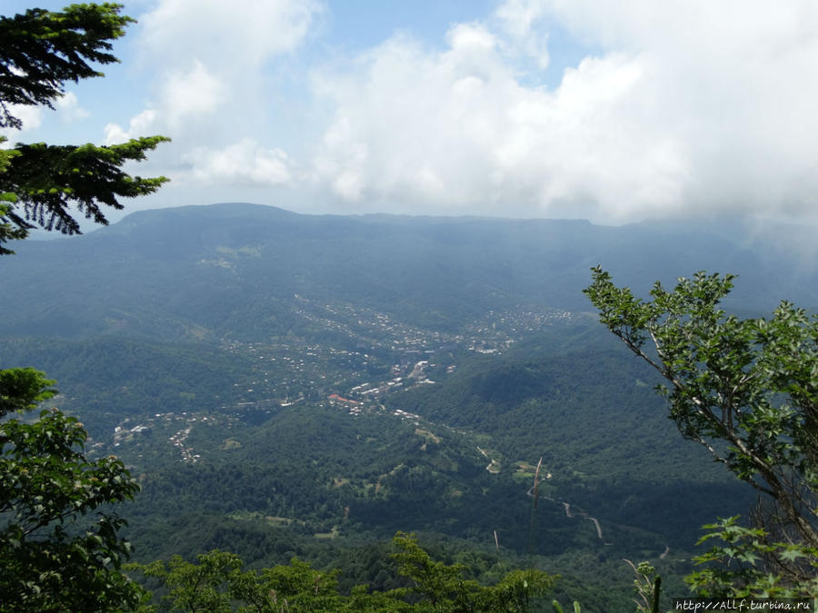 вид на г. Ткибули Амбролаури, Грузия