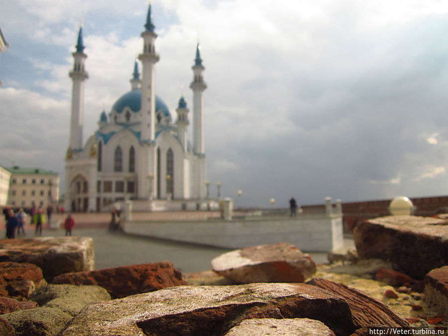 По площиди Казанский Кремль, кстати, больше Московского.