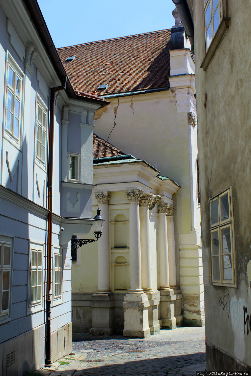 В переулках Старого города. Увы, многие стены разукрашены красками из баллончиков. Братислава, Словакия