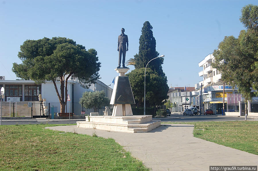 Памятник Михалакису Паридесу / Michalakis PARIDES Statue