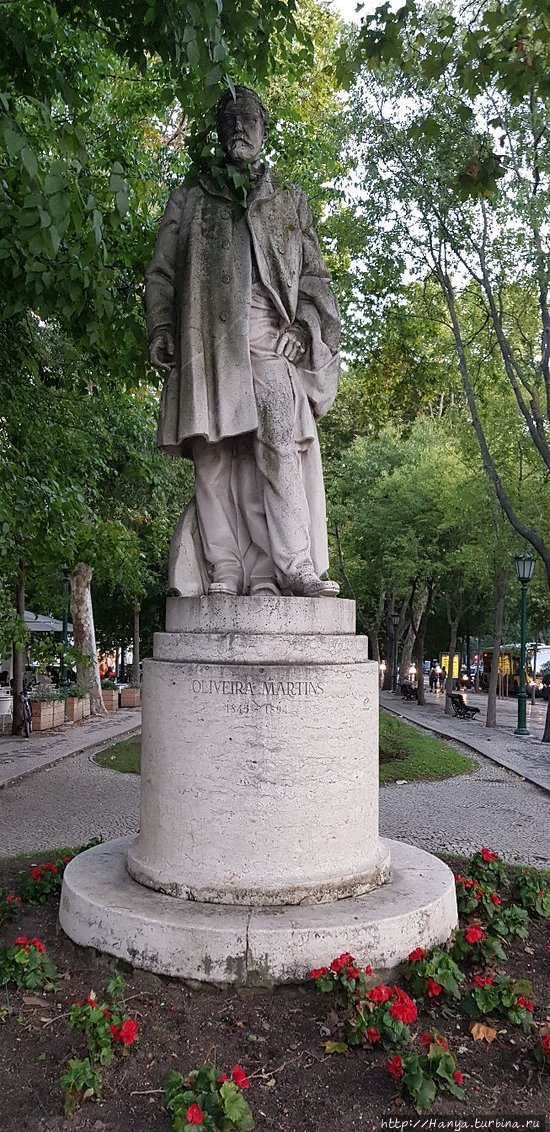 Статуя, посвященная историку и политику — Оливейра  Мартинсу. Из интернета