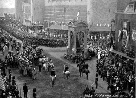 Редкий вид статуи королевы Виктории с навесом, установленным для празднования юбилея королевы Виктории в 1897 году. Фото из интернета Виндзор, Великобритания