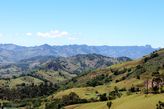 Вид от въезда в Гонсалвис на восточные окрестности, включая Pedra do Cruzeiro и более пафосные вершины вдали (о них будет речь в репортажах из другого города и другого штата)