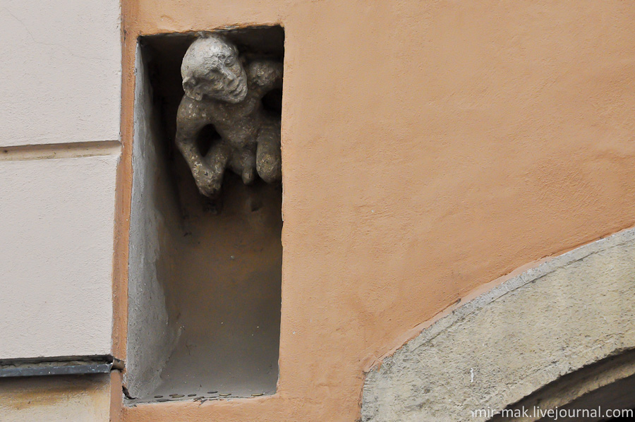 А этот парень просто торчит из стены одного из домов. Интересно, чего он там делает и зачем? Братислава, Словакия