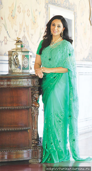А это нынешняя и, вроде, единственная и любимая жена современного махараджи Джайпура — принцесса Diya Kumari, рожденная в 1971 г. 
Кстати, ее папа тоже был махараджа по имени Bhawani Singh Ji (cм. выше). А супруг принцессы  – простолюдин. Джайпур, Индия