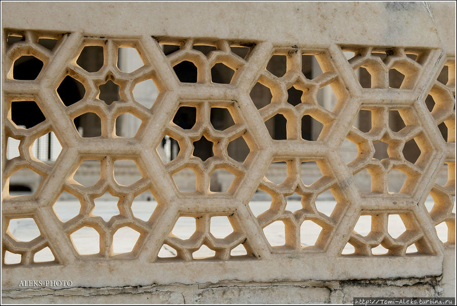 Стиль сооружений форта сочетает элементы индуизма и ислама. Вот такие ажурные заборчики радуют глаз. Это не металлические заборы, которыми нынче обносят многие наши здания...