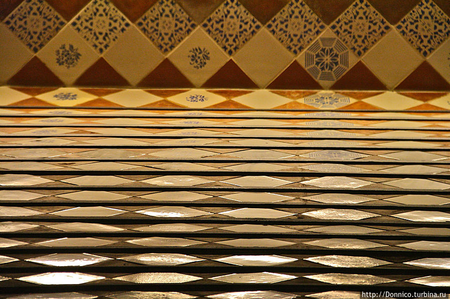 Это зеркальный потолок, только перевернутый Барселона, Испания