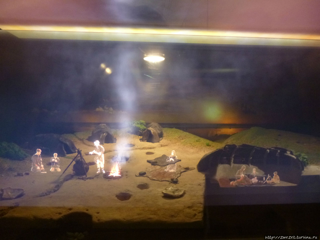 За стеклом представлен быт древних людей, проживавших на территории Зарайска около 20000 лет назад. Зарайск, Россия