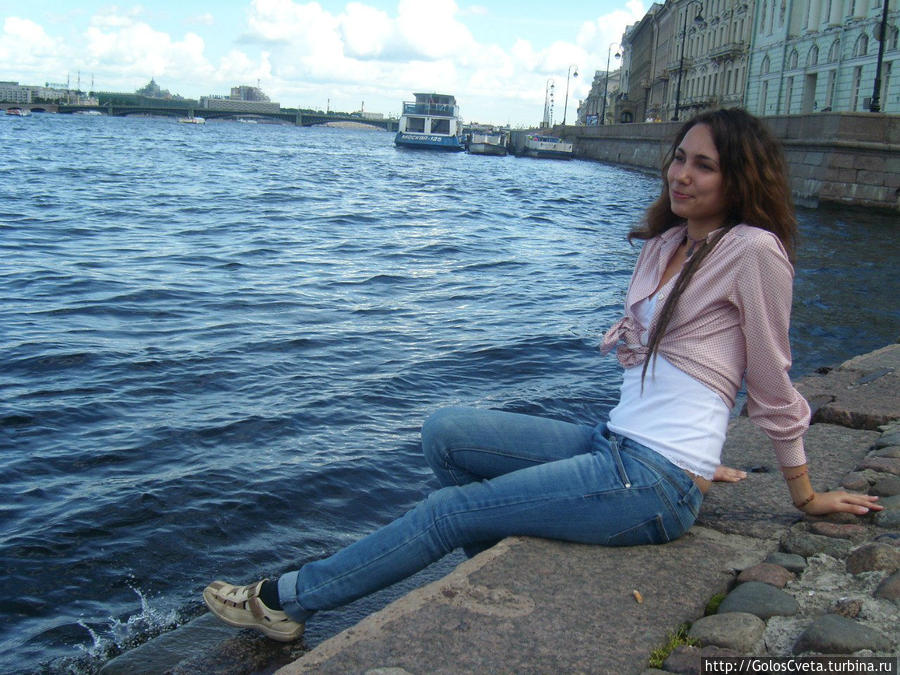 Нева бьет по левому борту волной Санкт-Петербург, Россия