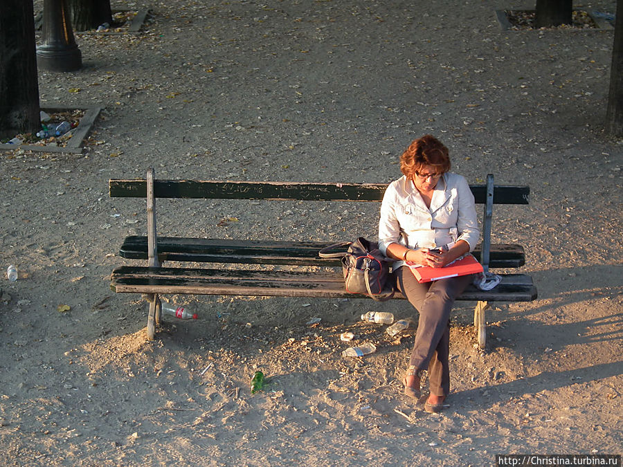 Осенью в Париже. Фотография сделана из окна автобуса. Мы проезжали мимо какого-то парка и там на одинокой скамейке сидела эта бизнес-леди, погруженная в красную папку с документами.  Моя рука потянулась в сумку за фотоаппаратом ... даже не знаю, почему ..