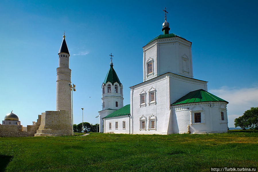 Большой минарет и Успенская церковь Болгар, Россия