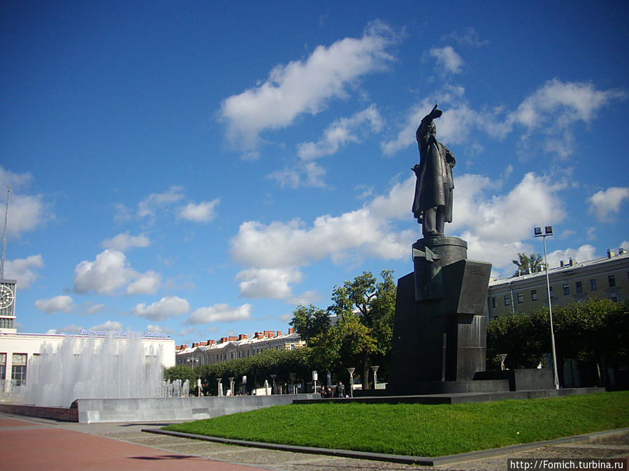 Перспектива от Броневичка с Лениным мимо фонтанов нафасад Финляндского вокзала.