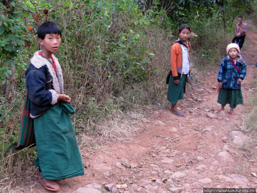 крестьянские дети в глухой деревушке. Наш вид их привел то ли в замешательство, то ли в ужас. До их появления мы слышали их смех. Мьянма