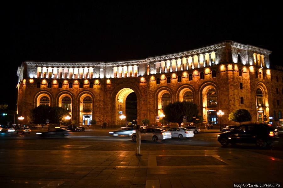 Центральным местом вечернего Еревана является площадь Республики. Ереван, Армения