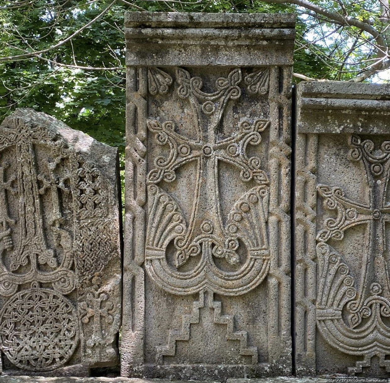 Старинные хачкары, — каменные плиты с крестом, кои в Армении буквально на каждом шагу. Цахкадзор, Армения