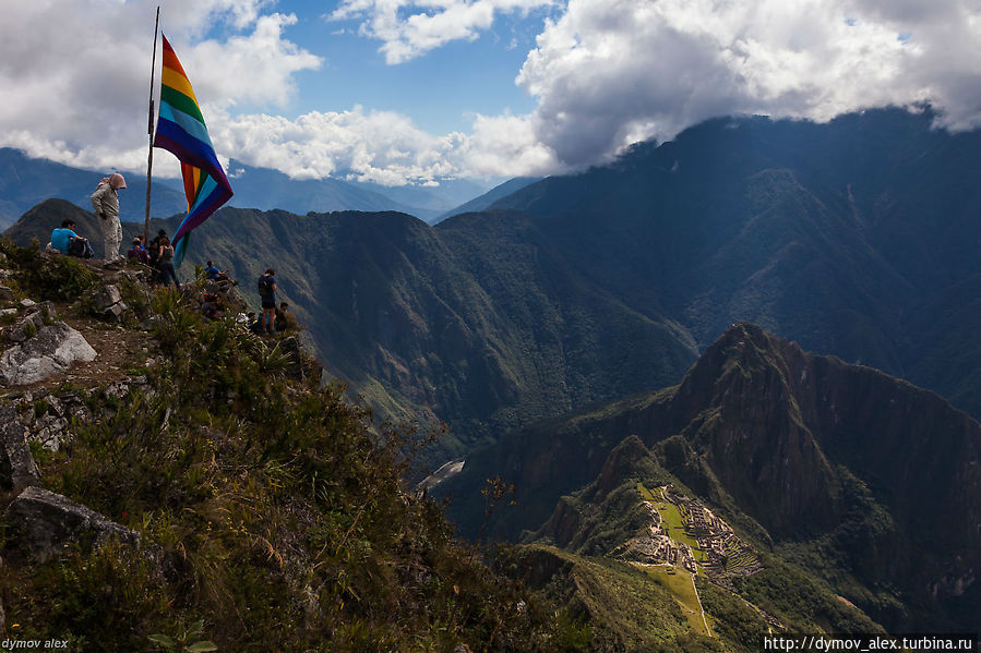 В итоге, кое-как, с частыми перерывами, мы добрались до вершины. Как раз туда, где стоит флаг Мачу-Пикчу, Перу