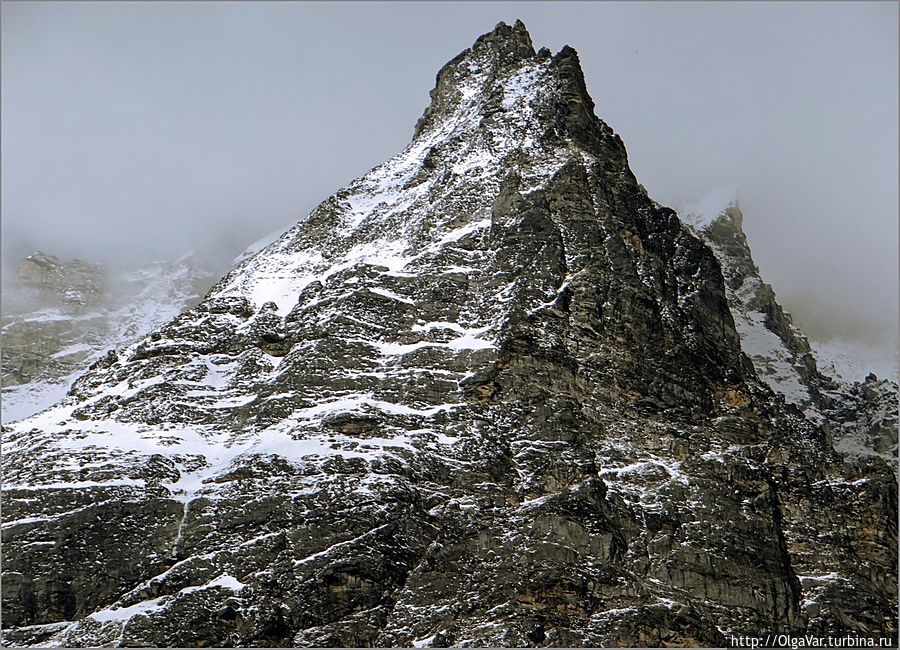 Я сосредоточила взгляд обектива на пирамидке. Остроконечная раздвоенная вершинка, чуть запорошенная снегом, резко выделялась на фоне сизых облаков, так и стремившихся прикрыть её от взглядов непрошенных чужаков Лангтанг, Непал