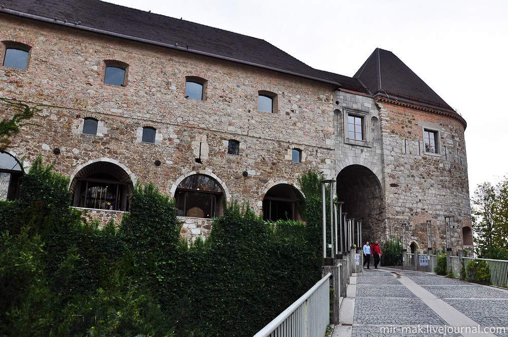 К началу 20-го века замок полностью утратил свое оборонительное назначение и стал разрушаться. В 1905 году его выкупила мэрия Любляны с целью разместить в нём городской музей. Однако планы изменились, и власти поселили в нем бездомных бедняков, которые проживали там до середины 1960-х годов.

В конце 1960-х годов, началась реконструкция замка, которая продолжалась более 30 лет. Любляна, Словения