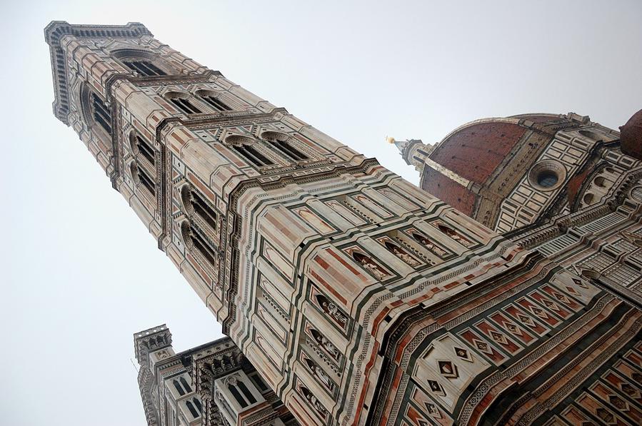 Колокольня Дуомо. Во Флоренции, в отличие от Пизы, она стоит прямо Флоренция, Италия