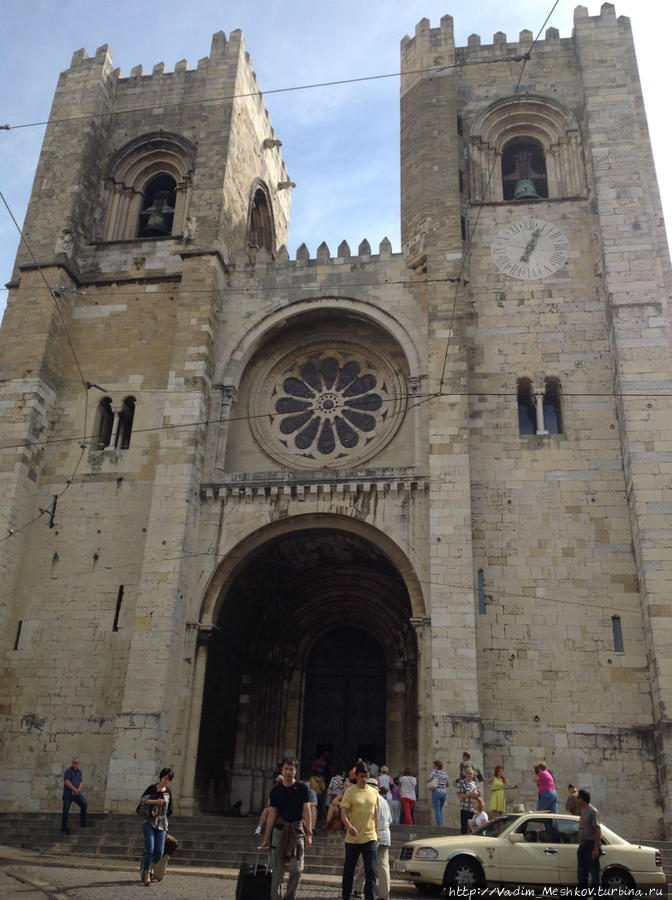 Кафедральный Собор Лиссабона (Ce) — Церковь Мадре де Деуш.
Строительство Собора началось в 1147 году после победы над маврами и взятия города королем Афонсу Энрикешем. Лиссабон, Португалия