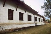 Храм Монастыря Ват Висуналат. Окна с балясинами в кхмерском стиле. Фото из интернета