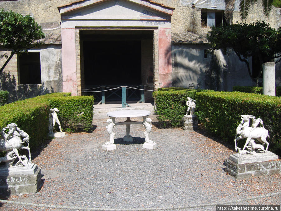 Дом с оленями, из-за обнаруженных там вот этих статуй Эрколано, Италия