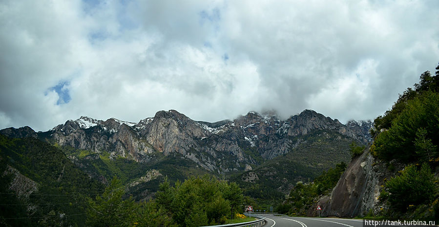Проехав пропускной терминал платной дороги, стоимостью почти 12 евро, по скоростной дороги мы домчали до пограничного пункта. У КПП стояли пограничники, без особого интереса посматривая в окна, медленно движущихся автомобилей. Я остановился, выполняя требования знака, в надежде, что сейчас суровый пограничник, потребует паспорта, а пограничник, тем временем,  уставился в экран своего телефона, лишь на секунду поднял взгляд и махнул рукой в сторону выезда.