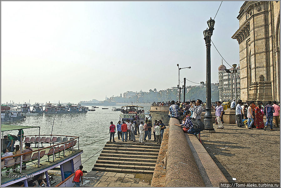 За Воротами Индии можно спуститься на кораблики, отчаливающие на экскурсию к острову Элефанта...
* Мумбаи, Индия