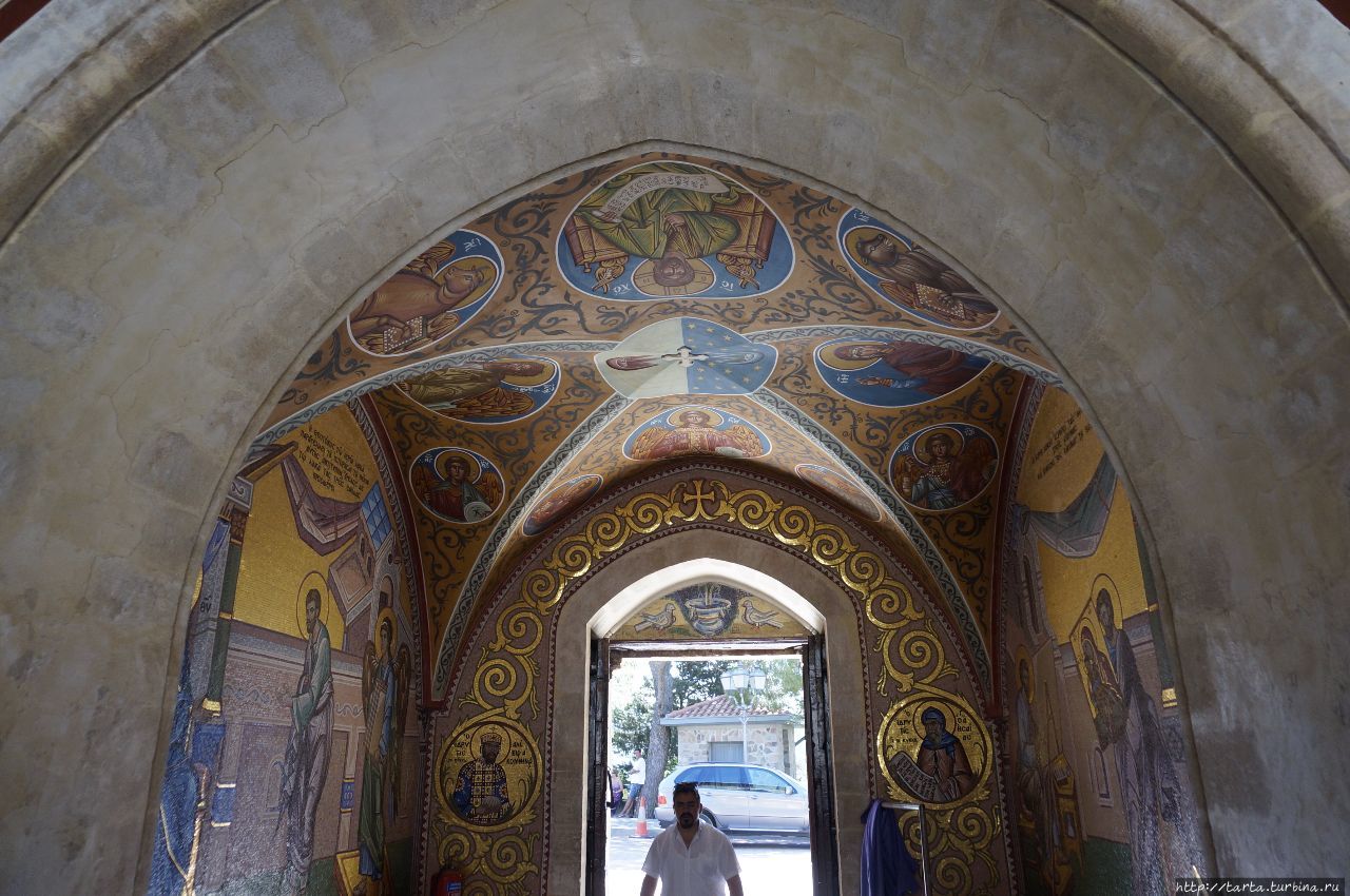 В Киккос через Олимп Киккос монастырь, Кипр