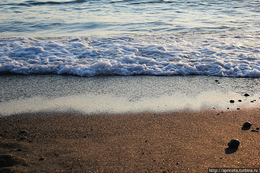 не похожий на летний пляж