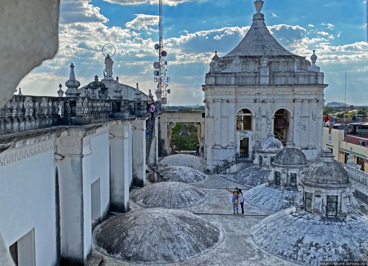 В гости к леонским атлантам. Самая известная крыша Никарагуа