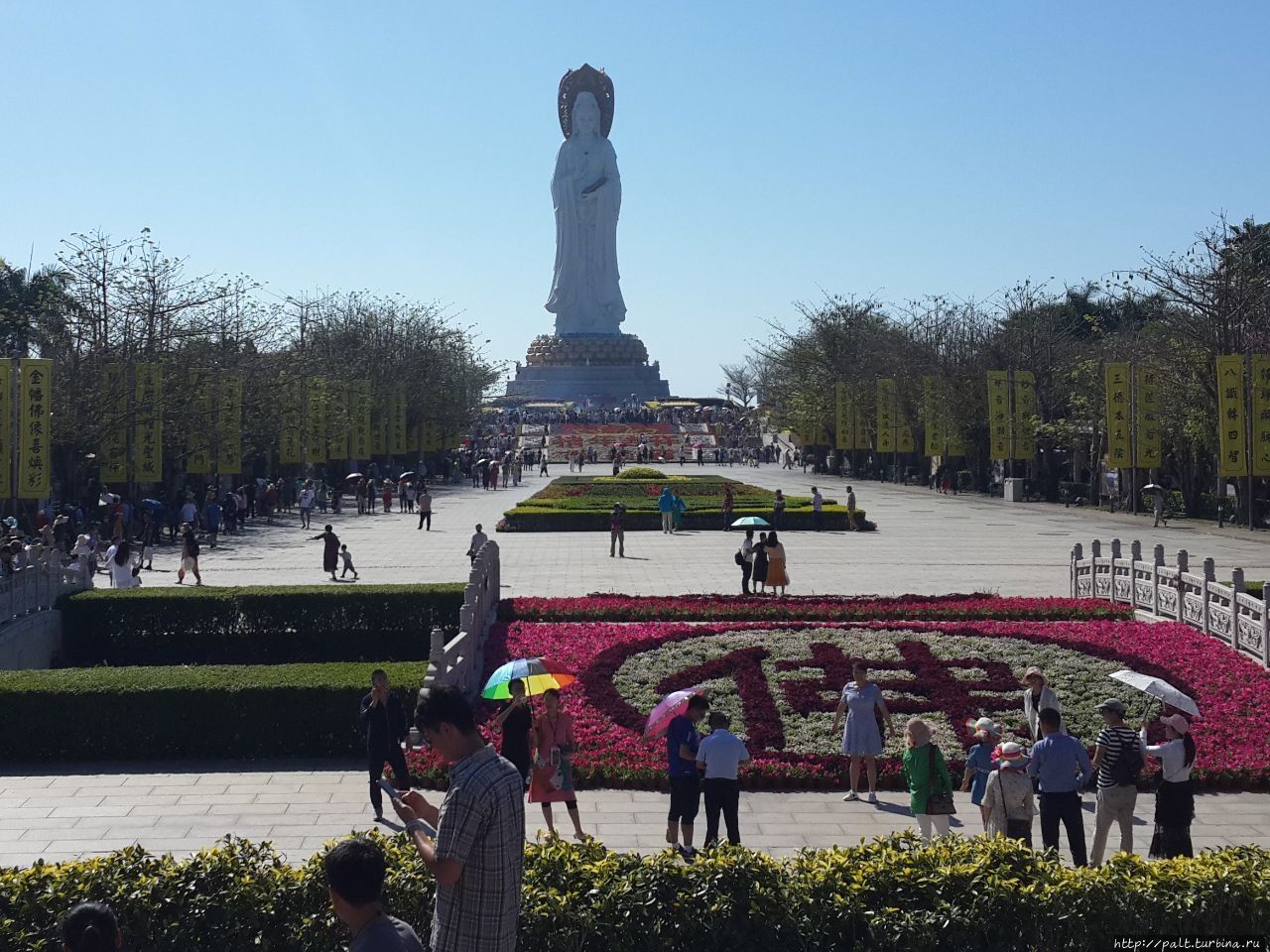 На остров Хайнань смотрит мудрая и милосердная покровительница со свитком в руках Санья, Китай На остров Хайнань смотрит мудрая и милосердная покровительница со свитком в руках Санья, Китай