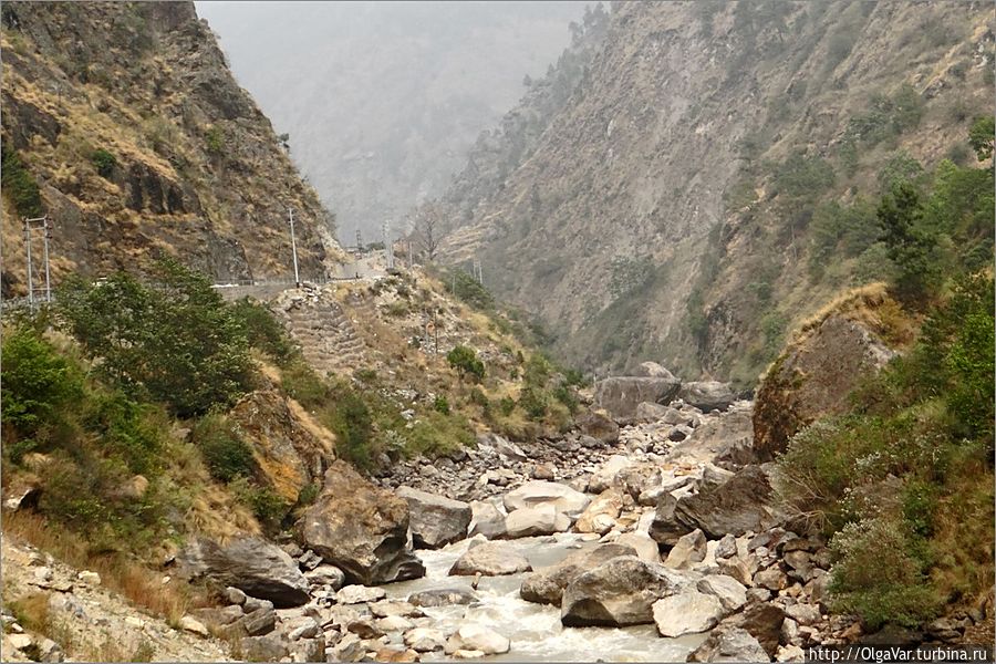 Дорога уходит в ущелье. Там, за поворотом, вскоре покажется Сябру Беси Дунче, Непал