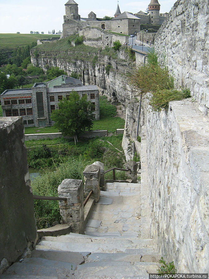 Спускаемся по левой лестнице