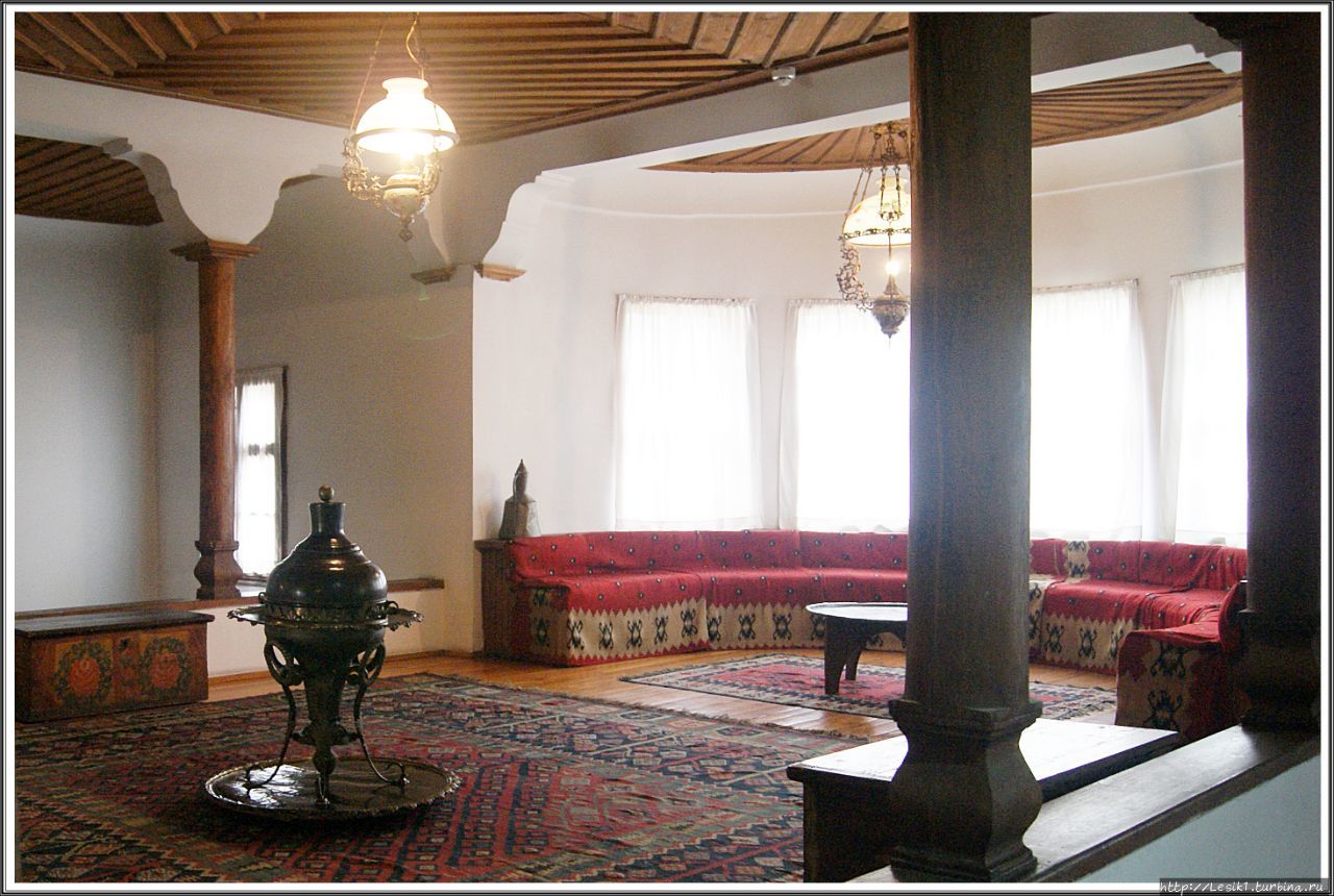 Вдоль изогнутых стен, рядом с окнами, установлены диваны, покрытые килимами, и многочисленные декоративные подушки. Хозяин и гость сидели в этой комнате после обеда, наслаждаясь чашкой кофе и курением чибуков.