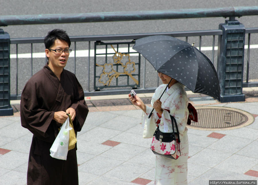 Люди возле Храма. Киото, Япония